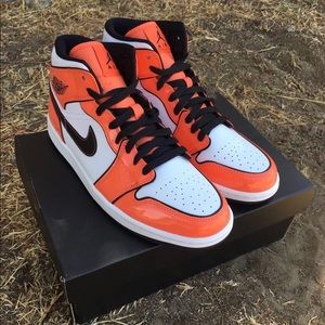 Jordan 1 Mid SE Turf Orange